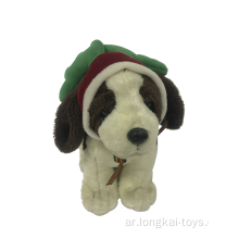 القطيفة الكلب مع قبعة عيد الميلاد
